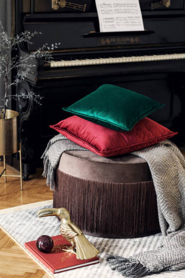 客廳內(nèi)飾典雅典雅典雅的現(xiàn)代風(fēng)格. 設(shè)計(jì)家居裝飾。 準(zhǔn)備好使用的軟飲料