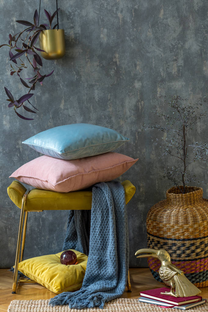 客厅内饰典雅典雅典雅的现代风格. 设计家居装饰。 准备好使用的软饮料 客厅内饰典雅典雅典雅的现代风格. 设计家居装饰。 准备好使用的软饮料