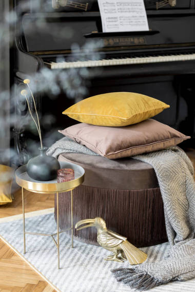 客厅内饰典雅典雅典雅的现代风格. 设计家居装饰。 准备好使用的软饮料