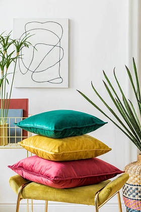 客厅内饰典雅典雅典雅的现代风格. 设计家居装饰。 准备好使用的软饮料