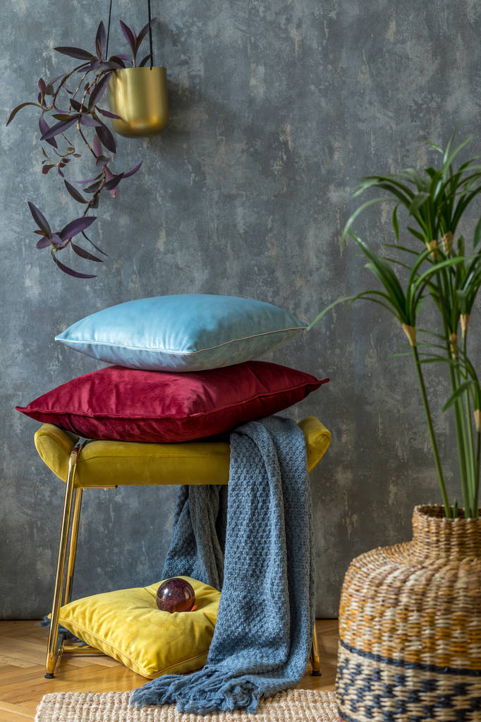 客厅内饰典雅典雅典雅的现代风格. 设计家居装饰。 准备好使用的软饮料 客厅内饰典雅典雅典雅的现代风格. 设计家居装饰。 准备好使用的软饮料