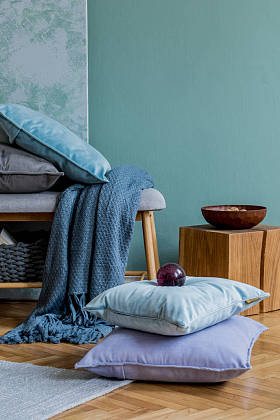 客厅内饰典雅典雅典雅的现代风格. 设计家居装饰。 准备好使用的软饮料