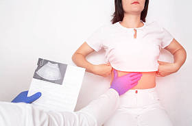 医生检查了一名患脂肪肝和肝硬化等代谢紊乱的女孩