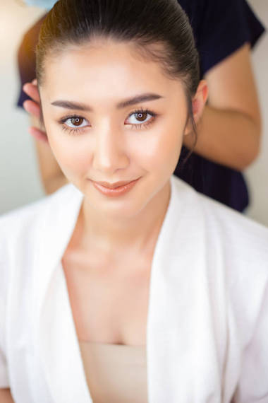 迷人迷人的年輕女子的畫像。 迷人美麗的年輕亞洲女人有著美麗的臉蛋和漂亮的面部肌膚。 迷人的新娘用自然的妝容修飾她的臉，用快樂的面容打扮她的發(fā)型