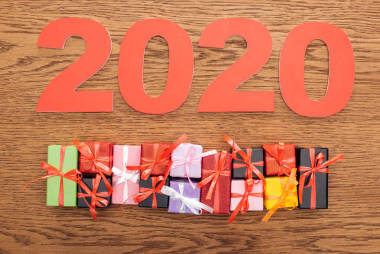 顶视图纸2020数字附近小装饰礼盒木制背景