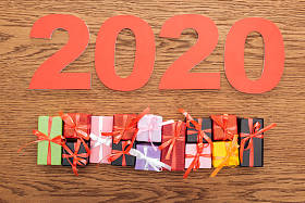 顶视图纸2020数字附近小装饰礼盒木制背景