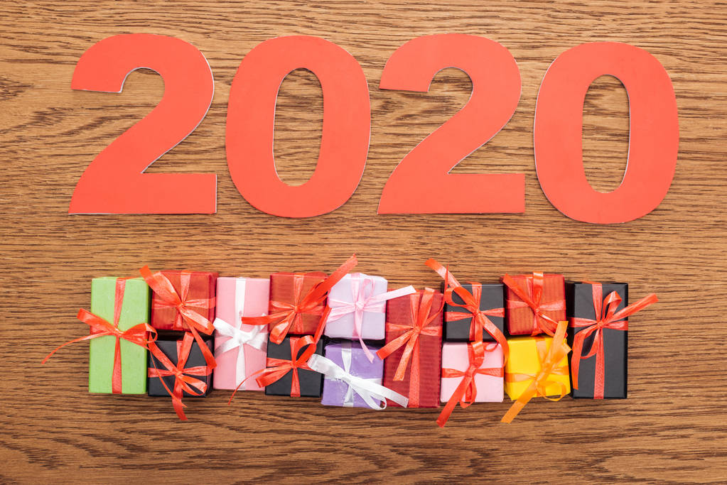顶视图纸2020数字附近小装饰礼盒木制背景