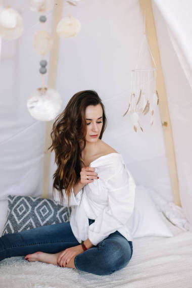 一個(gè)黑頭發(fā)的年輕漂亮女人的肖像。 演播室里年輕美麗的黑發(fā)女郎擺姿勢(shì). 浪漫的鏡頭