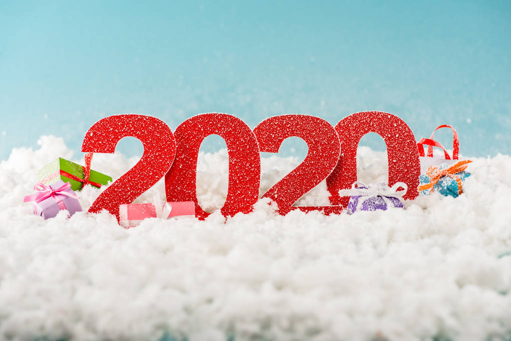 数字2020和圣诞礼品盒白色的雪