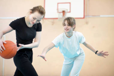 女孩在健身房打籃球圖片