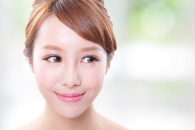年轻的皮肤护理女人看空副本空间