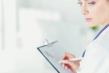 醫(yī)生和Rx處方隔離在白色背景