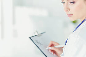 医生和Rx处方隔离在白色背景