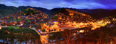 中國(guó)西南地區(qū)的大型民族村夜
