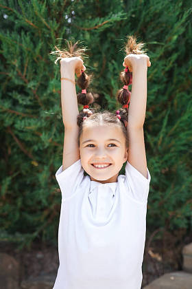 牵着辫子的情绪化的女孩