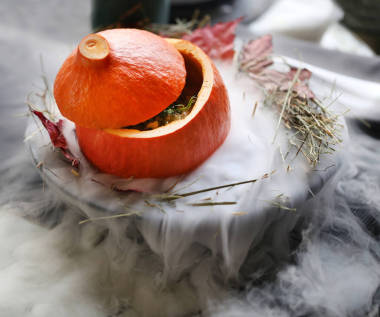 氮肥中一个鲜红南瓜的宏观照片