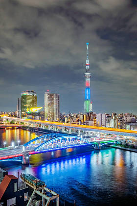 东京天际线的城市景观，晚上东京苏美达河的写字楼全景。 日本、亚洲. 