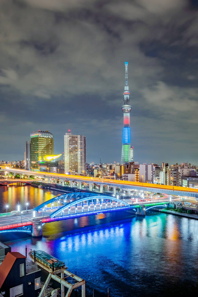 东京天际线的城市景观，晚上东京苏美达河的写字楼全景。 日本、亚洲. 