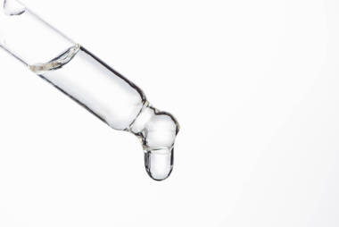 用天然血清點(diǎn)綴，滴滴在白色上分離