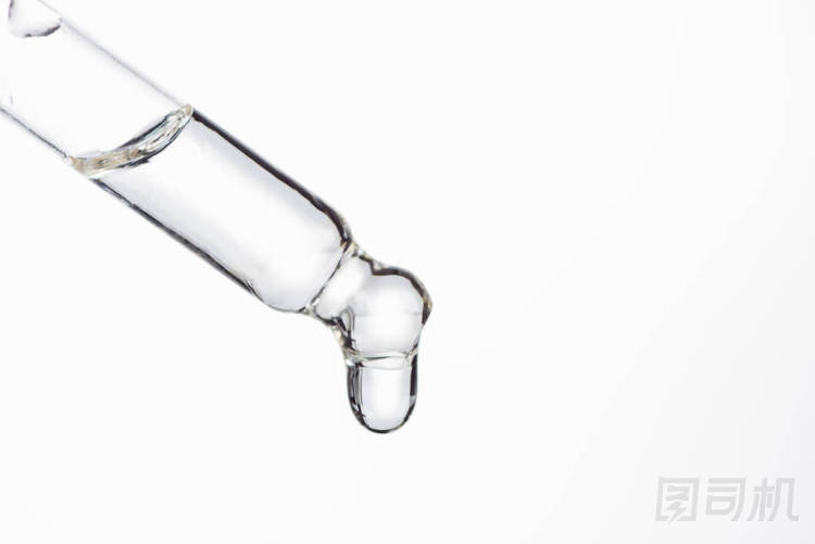 用天然血清點(diǎn)綴，滴滴在白色上分離