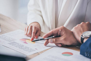 兩個(gè)風(fēng)險(xiǎn)經(jīng)理一起分析信息圖表的裁剪視圖