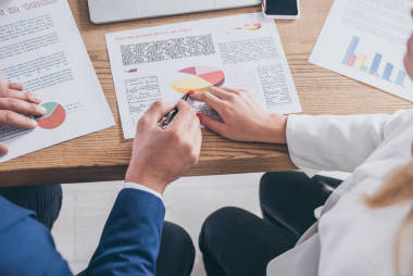 兩個(gè)風(fēng)險(xiǎn)經(jīng)理一起分析信息圖表的偏頗觀點(diǎn)