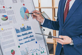 商人穿着正装的剪影分析流程图上的信息