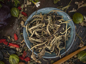 准备茶道,茶碗里放茶. 手工制作的杯子