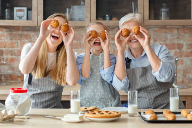 在廚房玩樂(lè)的積極女性家庭圖片