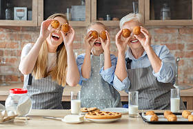 在厨房玩乐的积极女性家庭图片