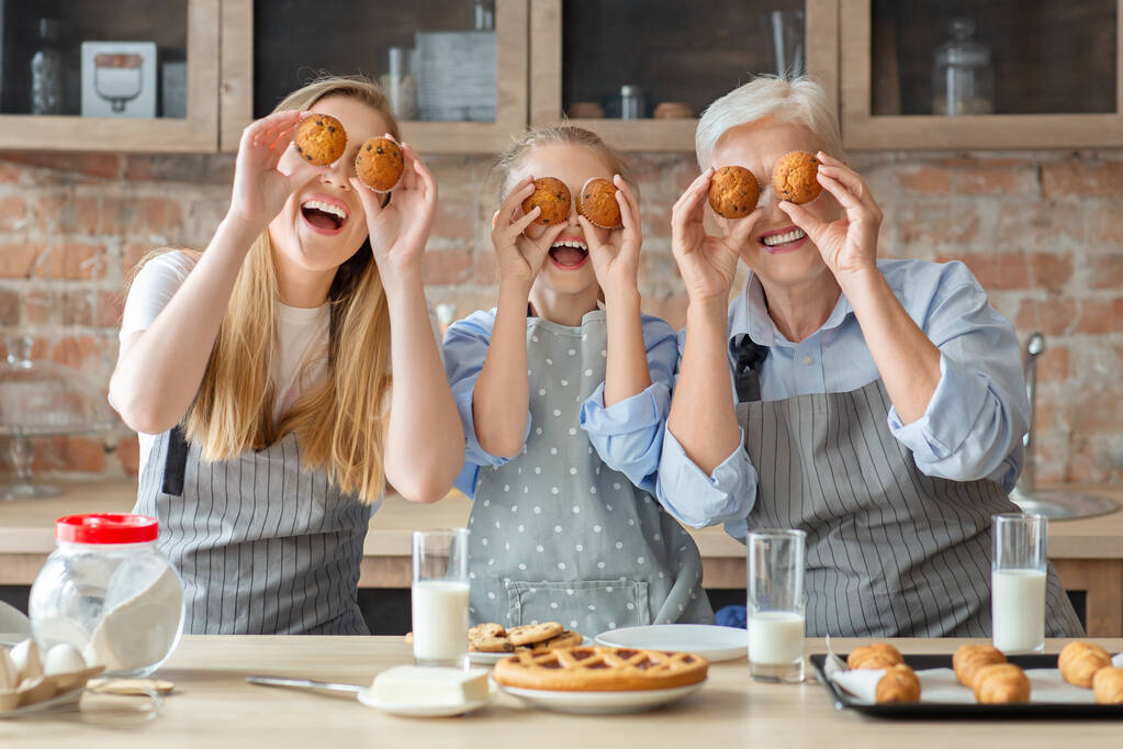 在厨房玩乐的积极女性家庭图片