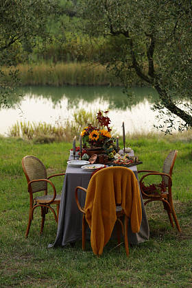 节日桌上摆满了水果和奶酪