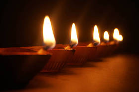 木制背景的Diwali节灯图片