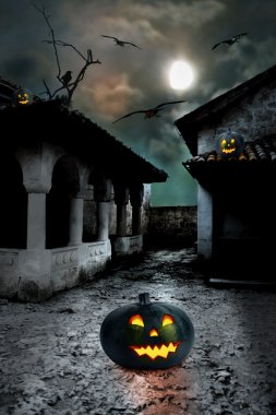 万圣节南瓜在院子里的老房子在晚上在 b 万圣节南瓜在院子里的老房子在晚上在 b