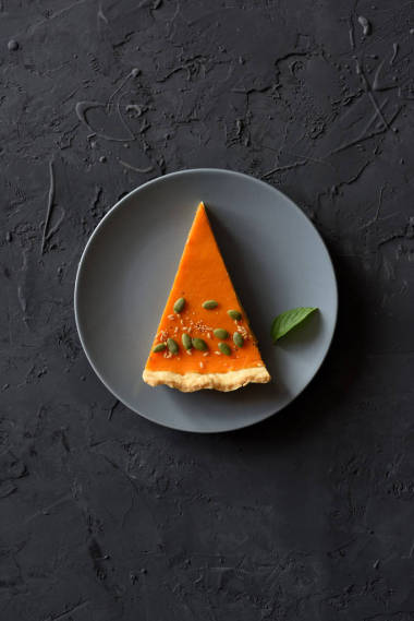 南瓜派的切片在黑色的背景頂部視圖復制空間心肌梗死