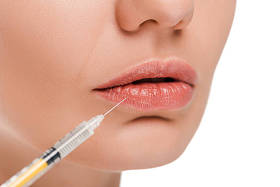 白人妇女在注射器附近被隔离的剪影 