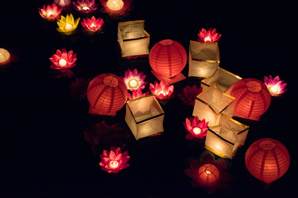 在夜间浮在水面上的纸灯笼图片