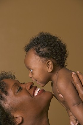 母亲抱着婴儿的图片