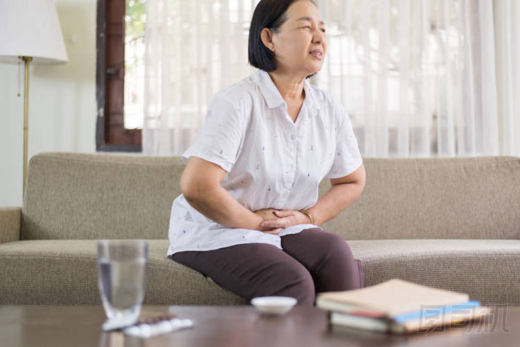 年長亞洲婦女在家中疼痛，老年女性患腹痛