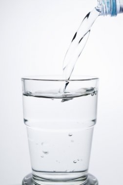 灌装玻璃用水显示一个饮料的概念