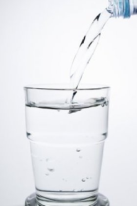 灌装玻璃用水显示一个饮料的概念