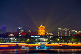 武汉黄鹤塔公园夜光秀丽图片