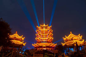 武汉黄鹤塔公园夜光秀丽照片