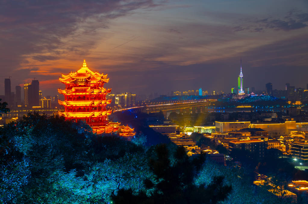 武汉黄鹤塔公园夜光秀丽 武汉黄鹤塔公园夜光秀丽