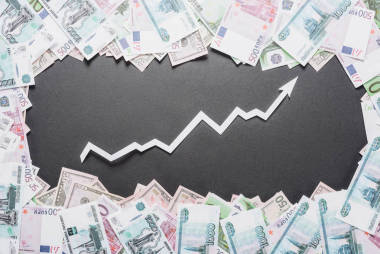 白紙?jiān)诤谏尘吧弦悦涝?、歐元和盧布為單位增加箭頭