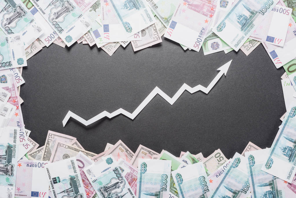 白纸在黑色背景上以美元、欧元和卢布为单位增加箭头