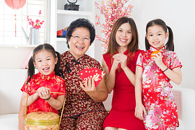 多代亚洲家庭庆祝中国新年图片