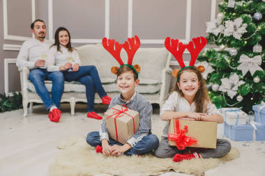 圣誕節(jié)前夕，白人家庭交換禮物