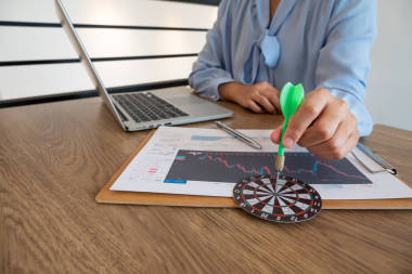 用牛眼瞄准飞镖板，用团队的力量达到业务目标