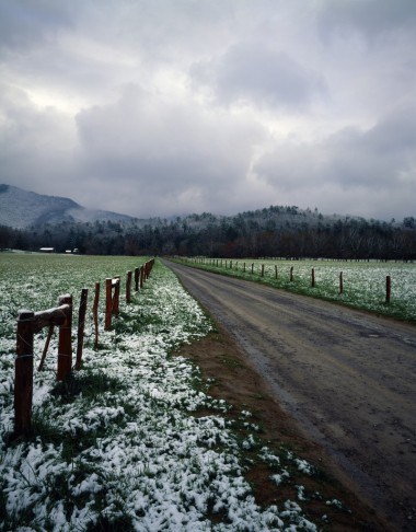 春天雪上田野和籬笆行，土路，遠處的群山，在霧、 德士灣、 大煙山國家公園